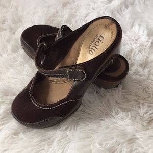 Brown women’s size 9 clogs